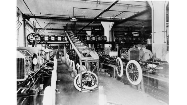 مين هو إميل ليفاسور اللي ساهم في تطوير جير السيارات؟