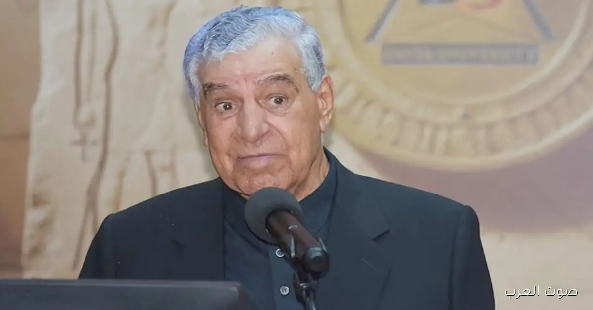 زاهي حواس يطلب من طلاب الجامعات يوقعوا على وثيقة لاسترجاع حجر رشيد وتمثال نفرتيتي