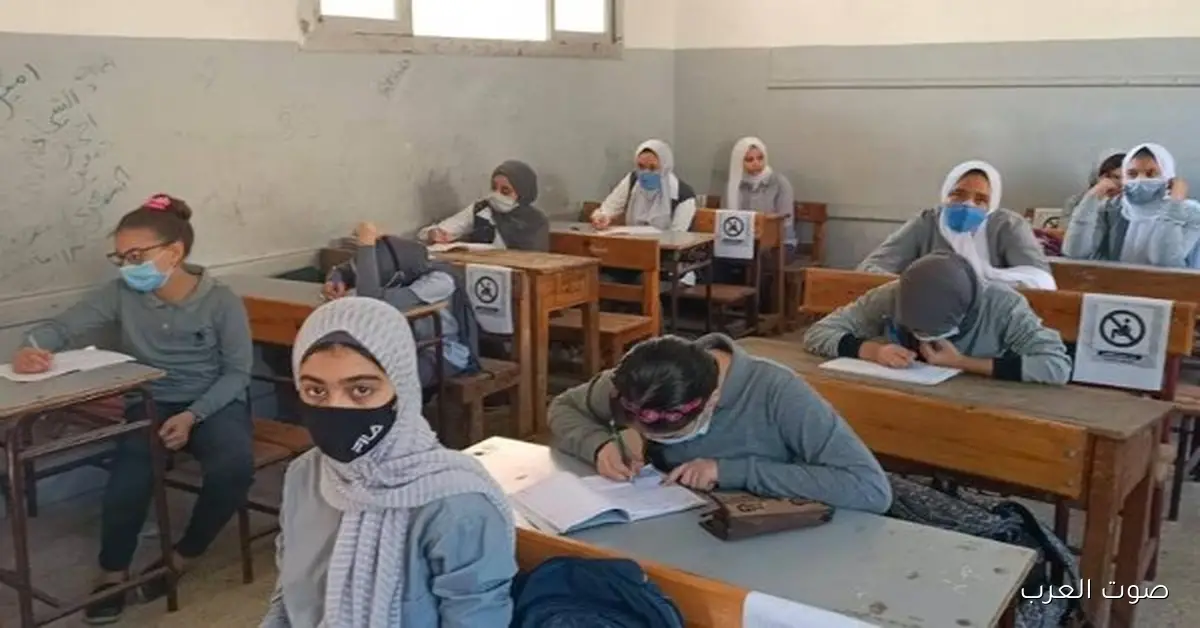 شوف.. مدرسة في العمرانية تخلي الطلاب يلبسوا الكمامة عشان سلامتهم