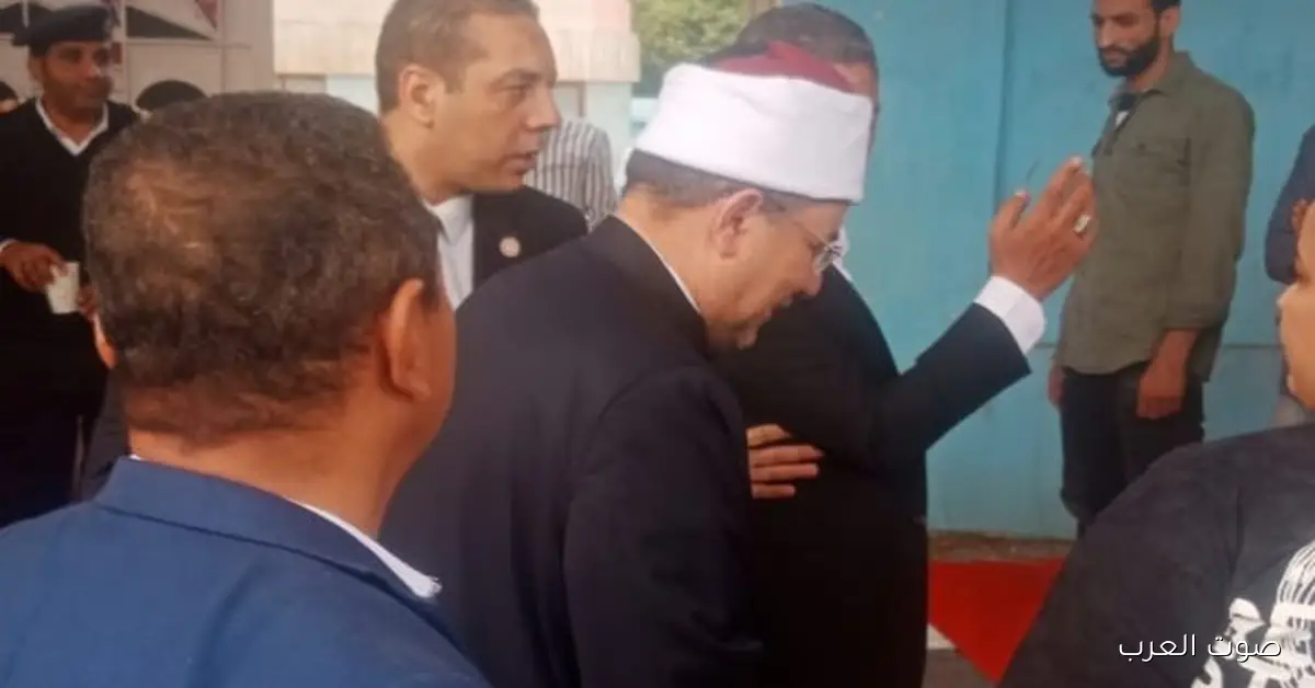 مختار جمعة يشارك في التصويت بمدرسة الشهيد محمد جمال بالمنيل – صور