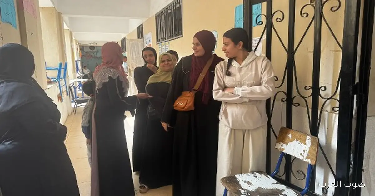 طوابير ستات قدام لجان مجمع الملك فهد في مدينة نصر عشان يدلوا بأصواتهم