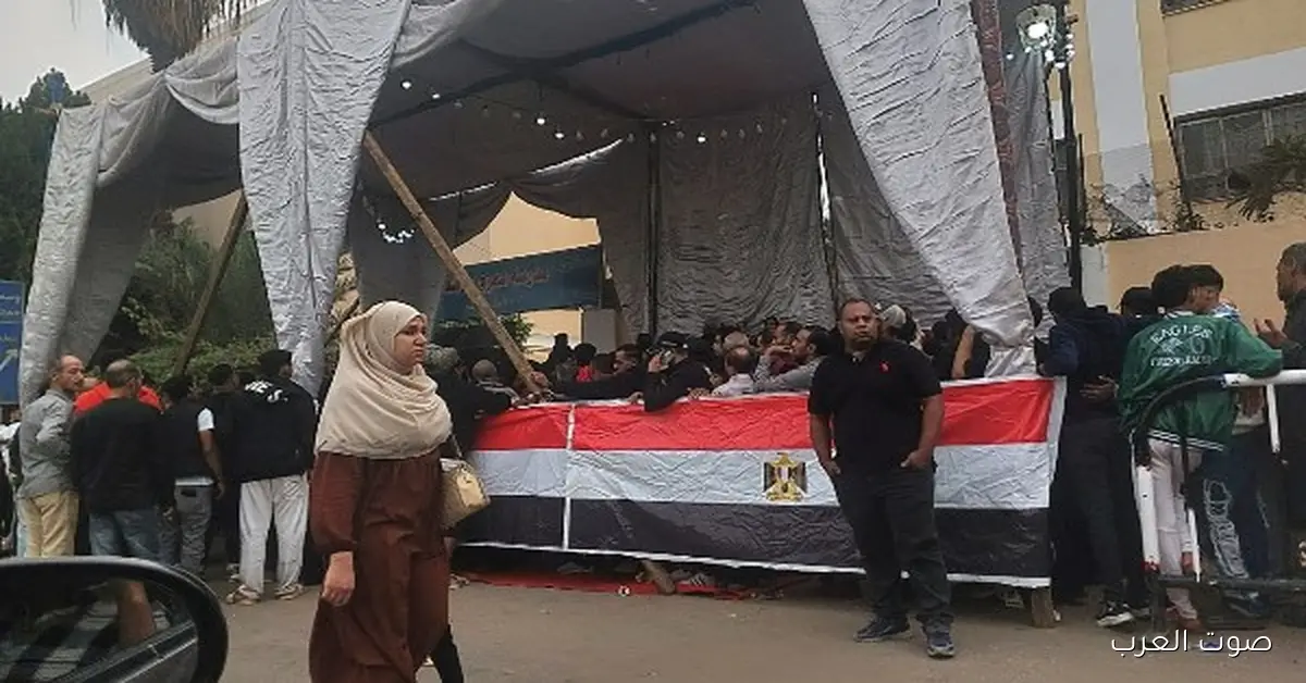 الشباب والبنات في المقدمة.. إقبال كبير من الناخبين في لجنة الملك فهد