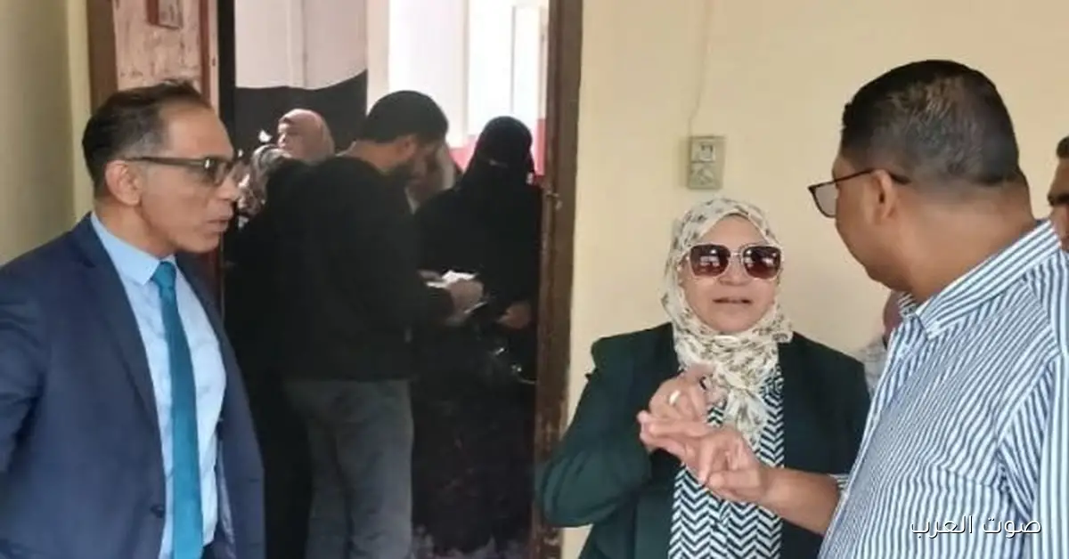 رئيس حي طرة تتفقد اللجان الانتخابية وتأكد إن العملية ماشية بهدوء