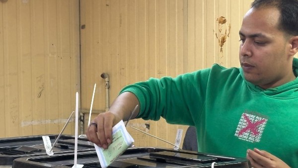 قبل ما يرتاحوا.. الناس متوجهة بكثافة للجان في الزيتون.. صور