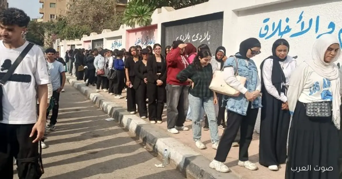 فتيات كتير في لجنة مدرسة رشيد الابتدائية في مصر الجديدة