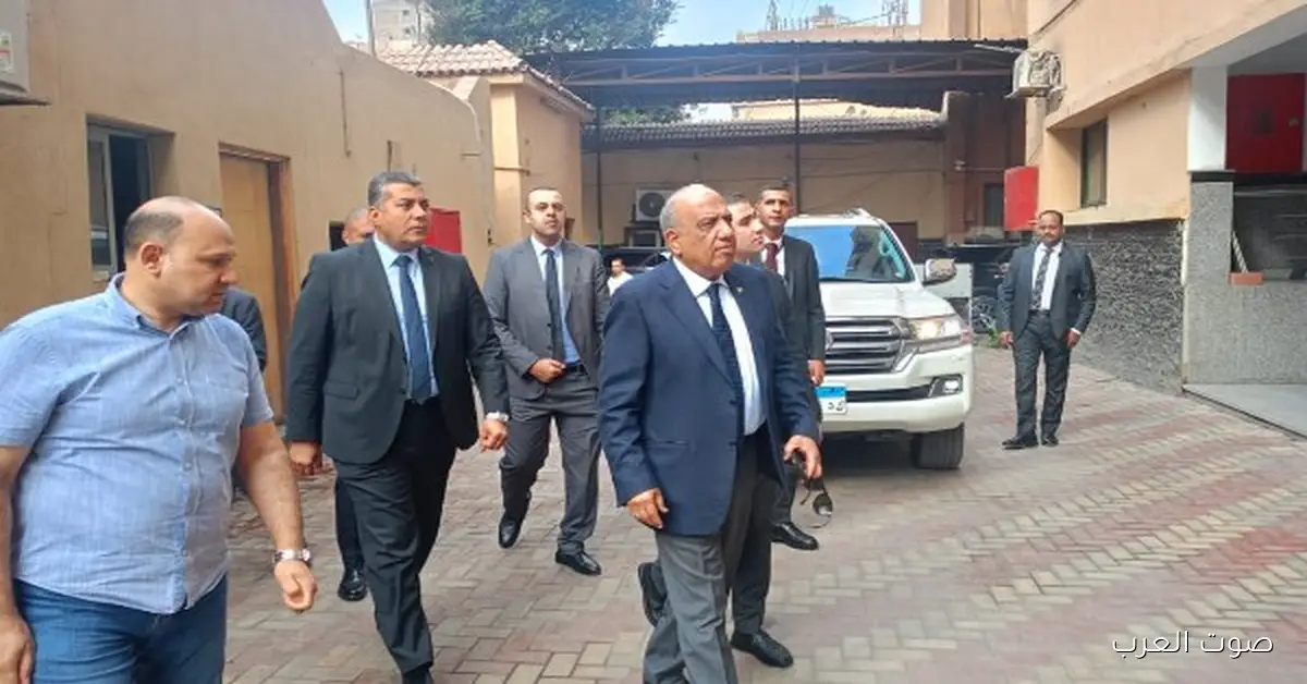 وزير الكهرباء يزور إدارة شبكات الحلمية في شمال القاهرة.. صور