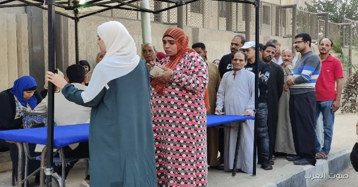 الشباب والبنات مستمرين في الزحمة.. إقبال كبير في لجنة الملك فهد في اليوم الثاني لانتخابات النواب