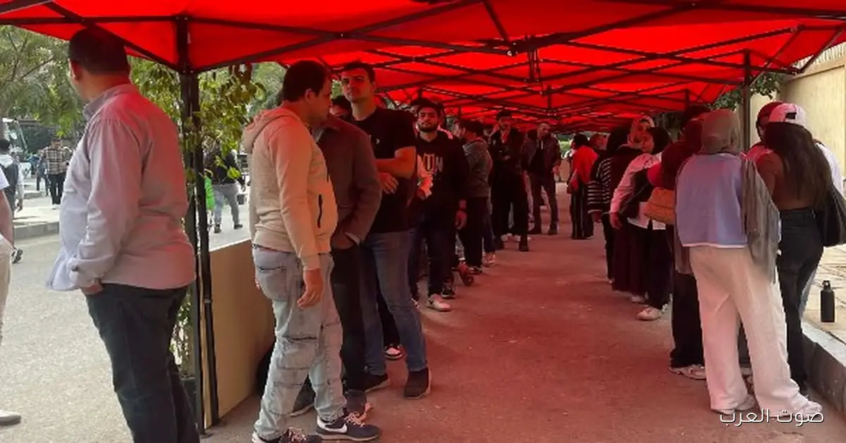 الناس بتتجمع على لجنة مدرسة مدينتي في اليوم التاني من الانتخابات