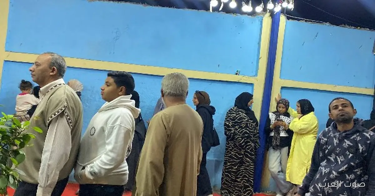 توافد الناخبين بالليل في انتخابات النواب بمصر القديمة والمنيل.. صور