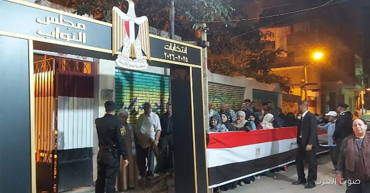 زحمة كبيرة من الشباب قدام لجان قصر النيل قبل ما يقفلوا باب التصويت