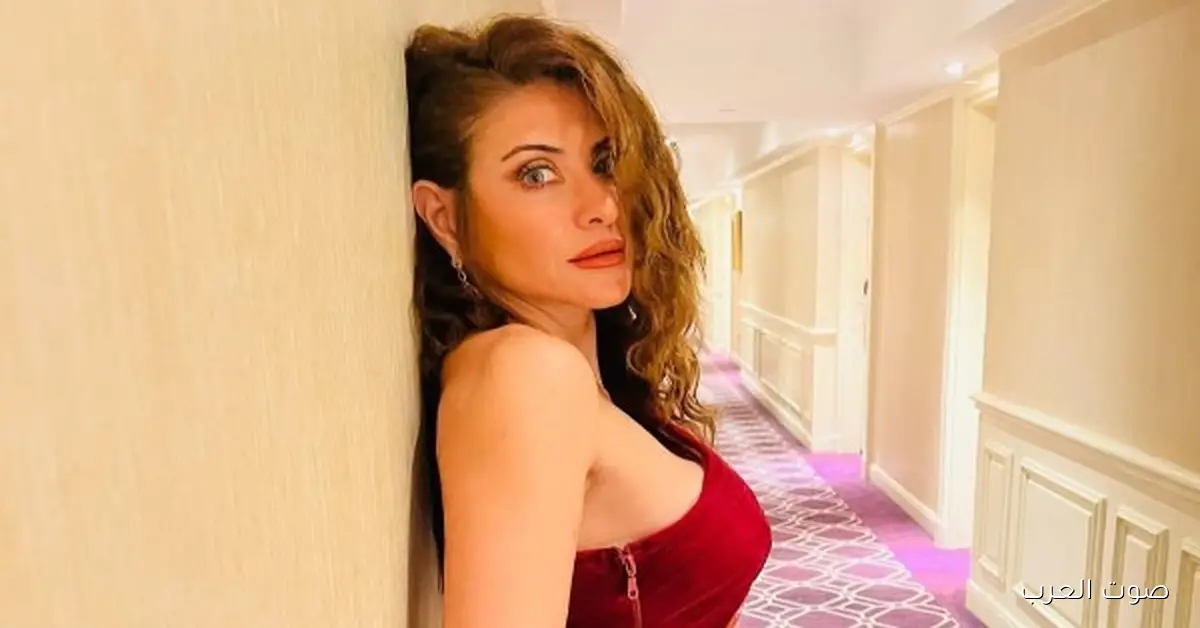 هيدي كرم بتلفت الأنظار بإطلالة جريئة باللون الأحمر