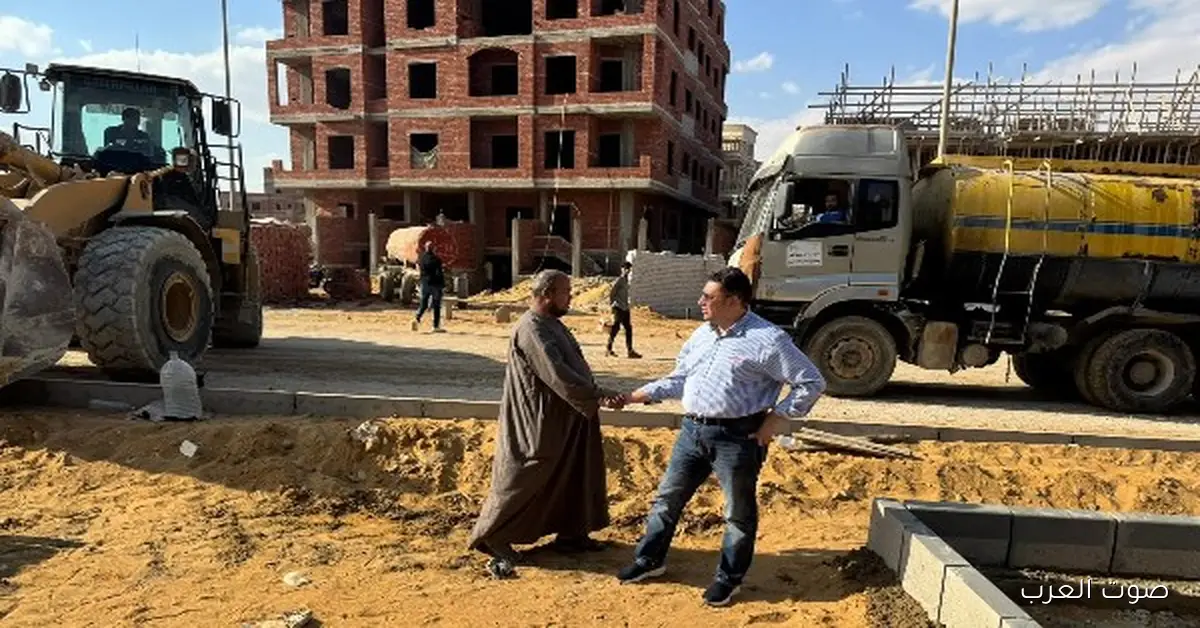 رئيس جهاز القاهرة الجديدة يزور أحياء «بيت الوطن» لمتابعة شغل الطرق