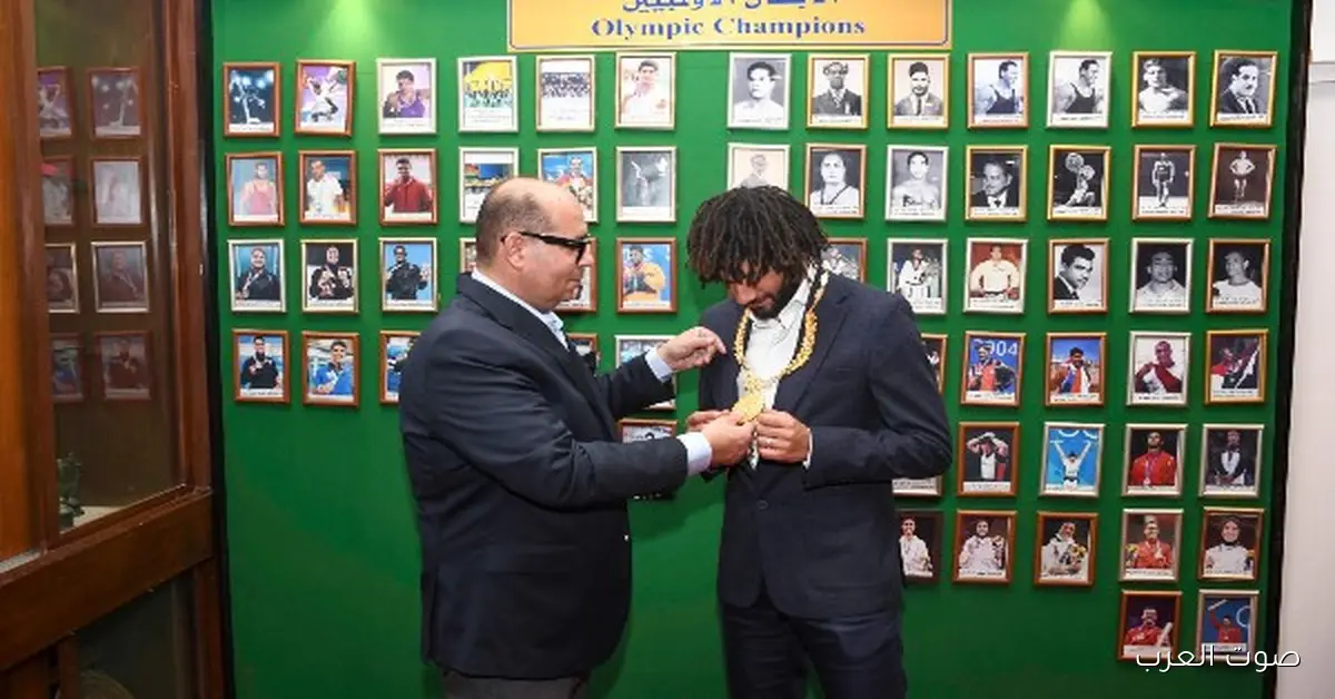 ياسر إدريس يعلن إن النني بقى سفير للجنة الأولمبية ويهديه القلادة الذهبية