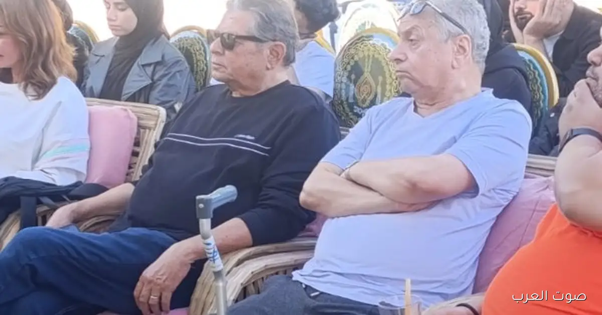 عمر عبد العزيز يتعافى ويشارك في مهرجان الفيوم السينمائي بدون كرسي متحرك