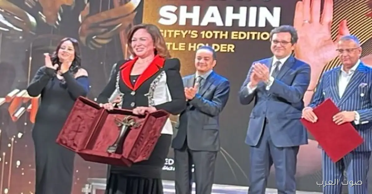 إلهام شاهين دموعها مش قادرة تتحكم فيها في ختام مهرجان شرم الشيخ للمسرح