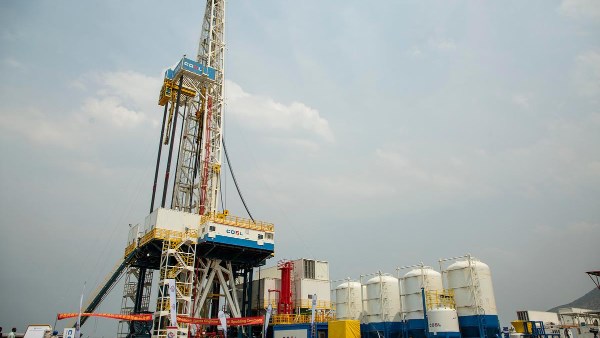 أسعار النفط بتزيد شوية مع قرب انتهاء المهلة الأمريكية للتعامل مع شركتين روسيتين