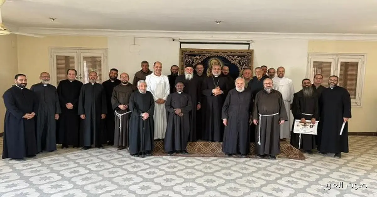 الأنبا عمانوئيل يجتمع مع كهنة الإيبارشية في اللقاء الدوري