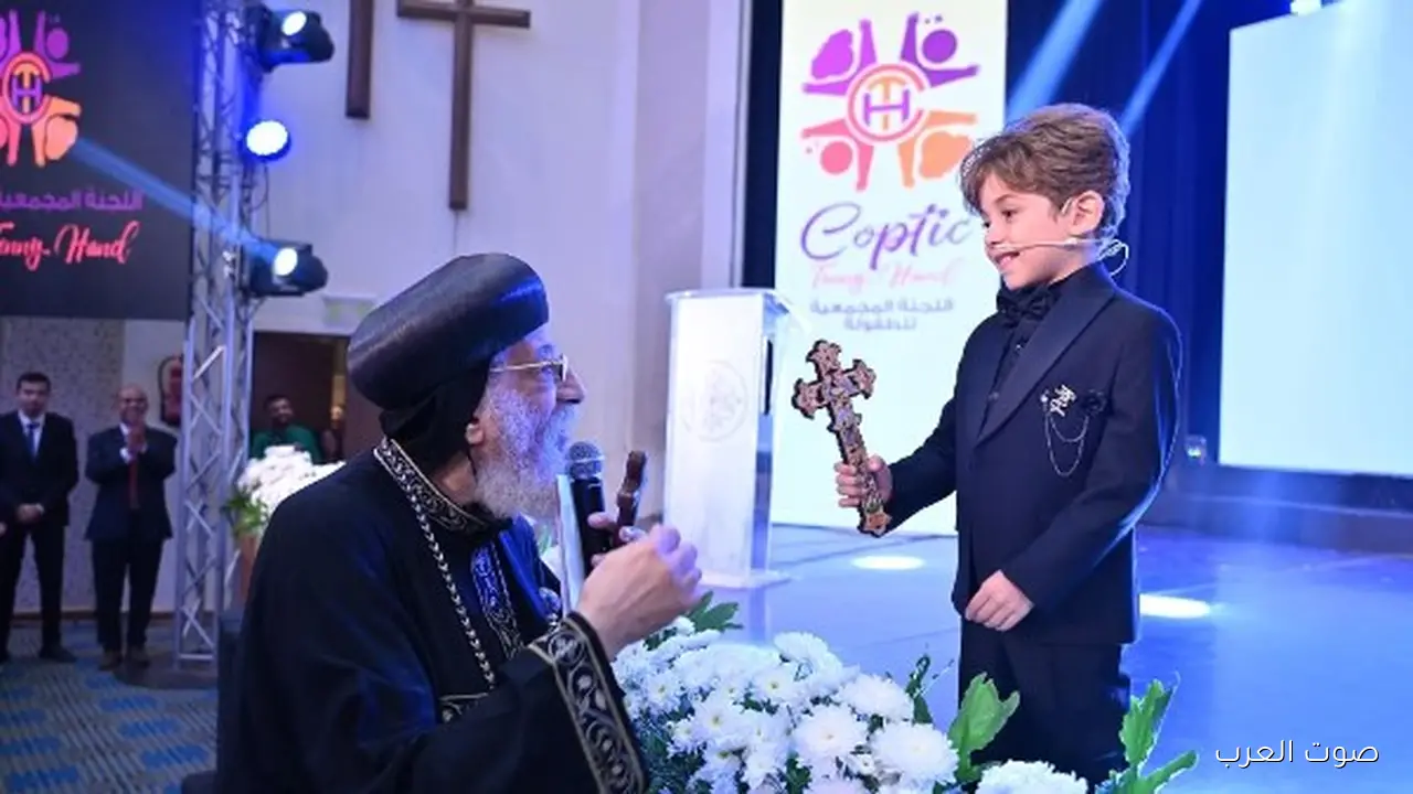 البابا تواضروس يهدي صليب يده للطفل بوليكاربوس في لحظة أبوية مؤثرة