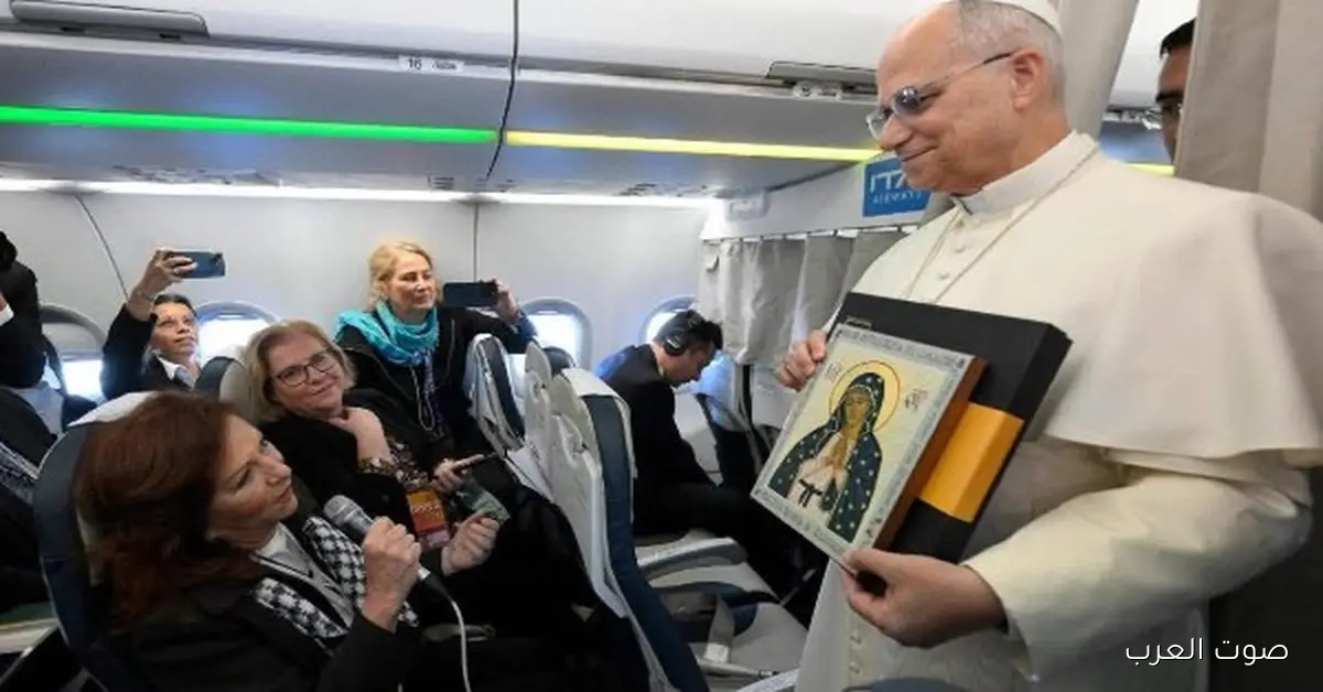 البابا لاوُن للصحفيين في الطيارة: زيارتنا لتركيا ولبنان رسالة سلام ووحدة للعالم