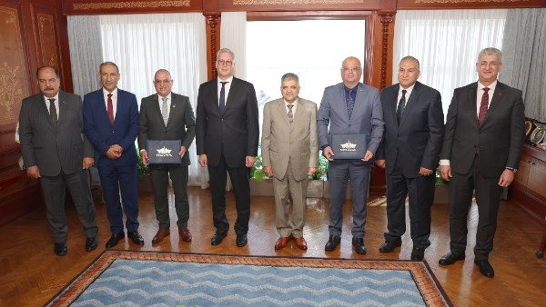 البترول وقناة السويس يوقعوا اتفاق لإنشاء محطة لتموين وإسالة الغاز