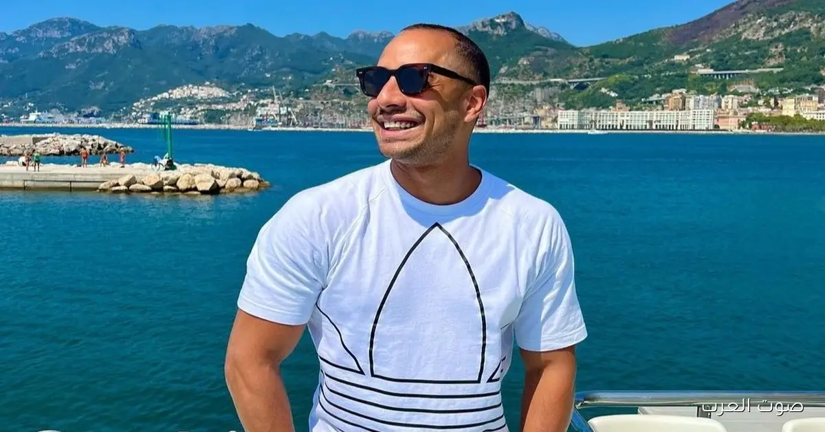 «الحمد لله التذاكر قربت تخلص».. عمرو وهبة يروج لمسرحيته في وسط البلد