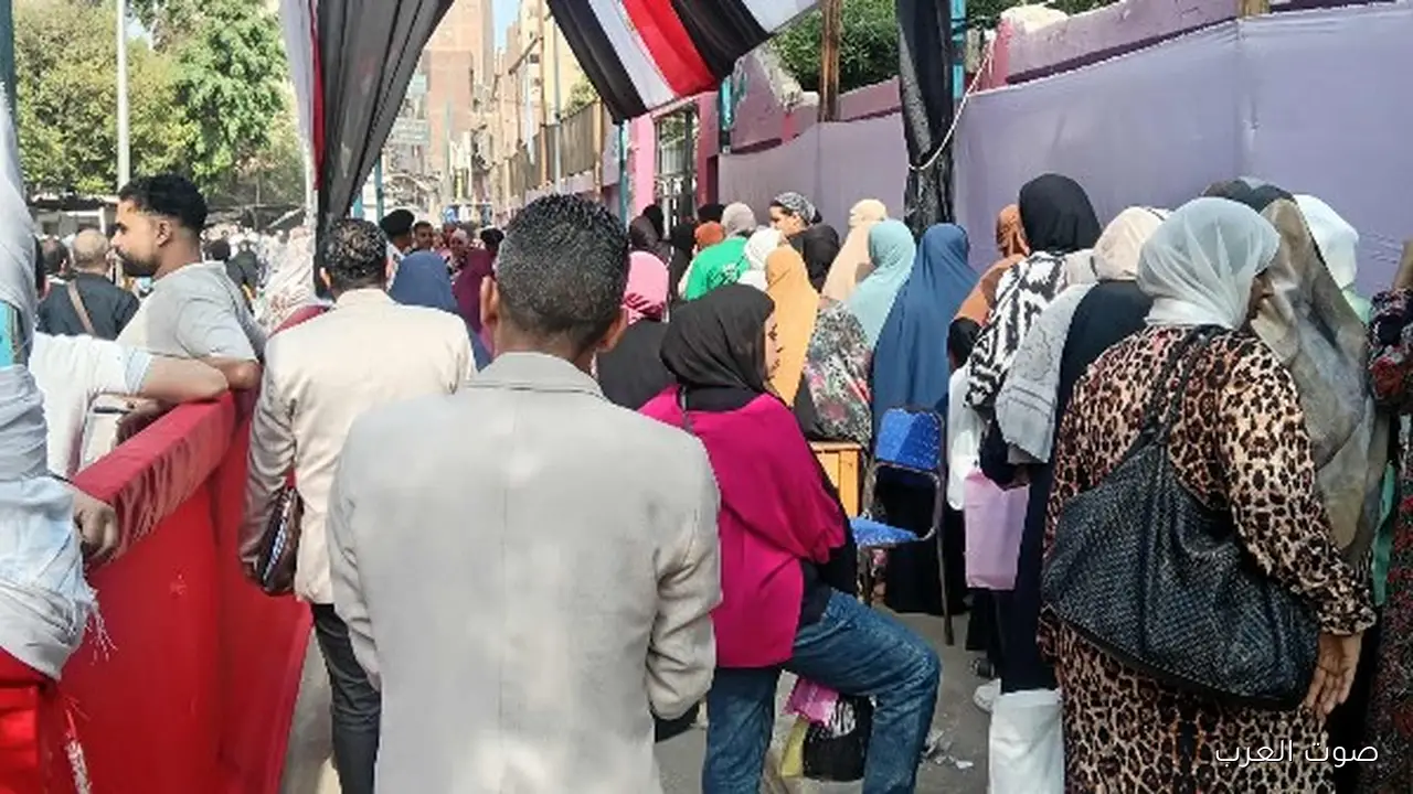 الستات بيجوا بكثرة للتصويت في مدرسة الشهيد حسين جمال بالمنيب في انتخابات النواب