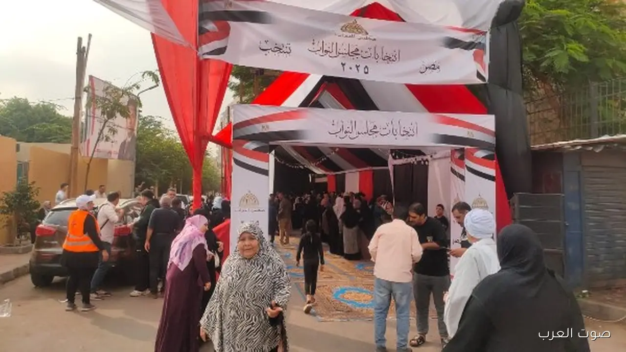 السيدات في الصدارة.. إقبال كبير على لجان التصويت بمدرسة الفاروق في الجيزة