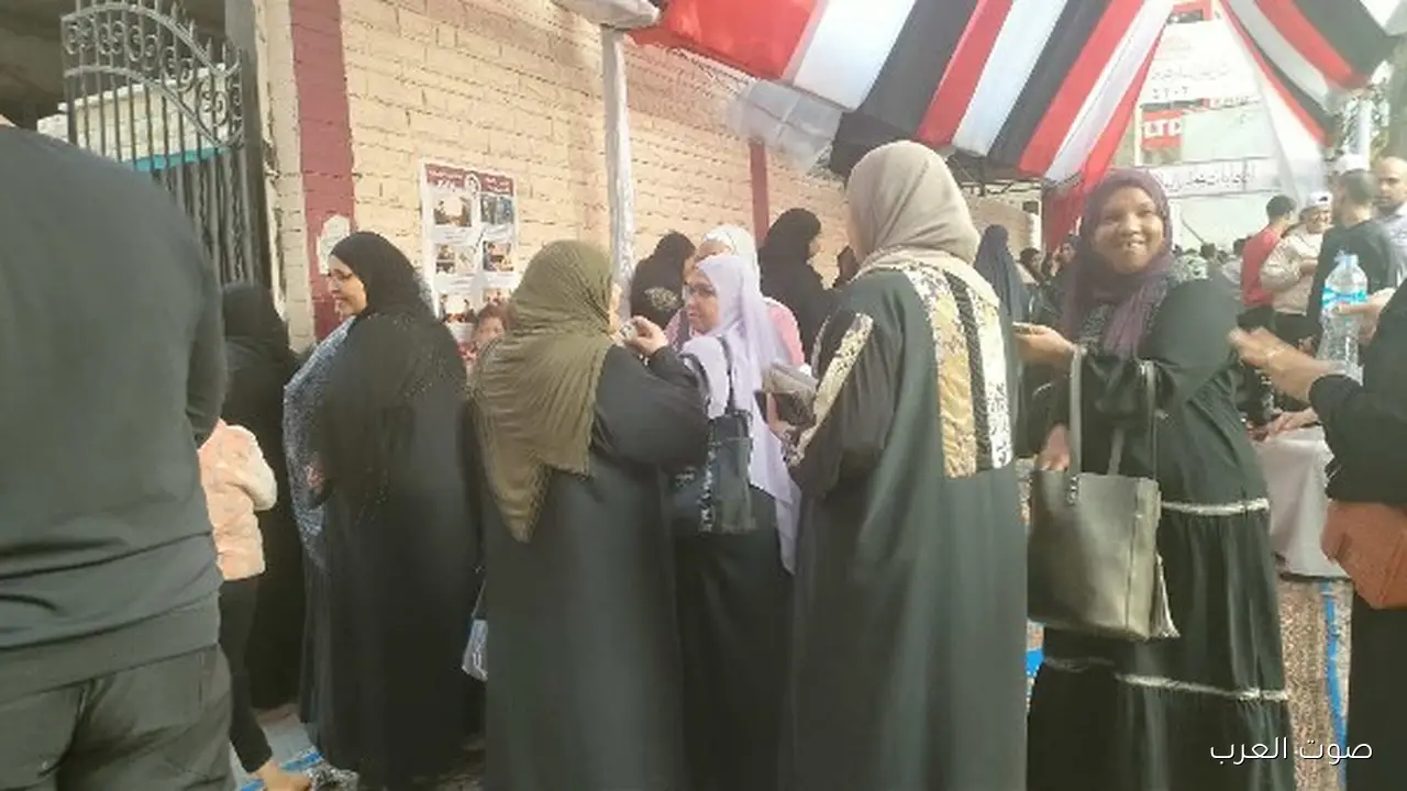 السيدات في الصدارة .. زحمة كبيرة في لجان مدرسة الجيزة القومية