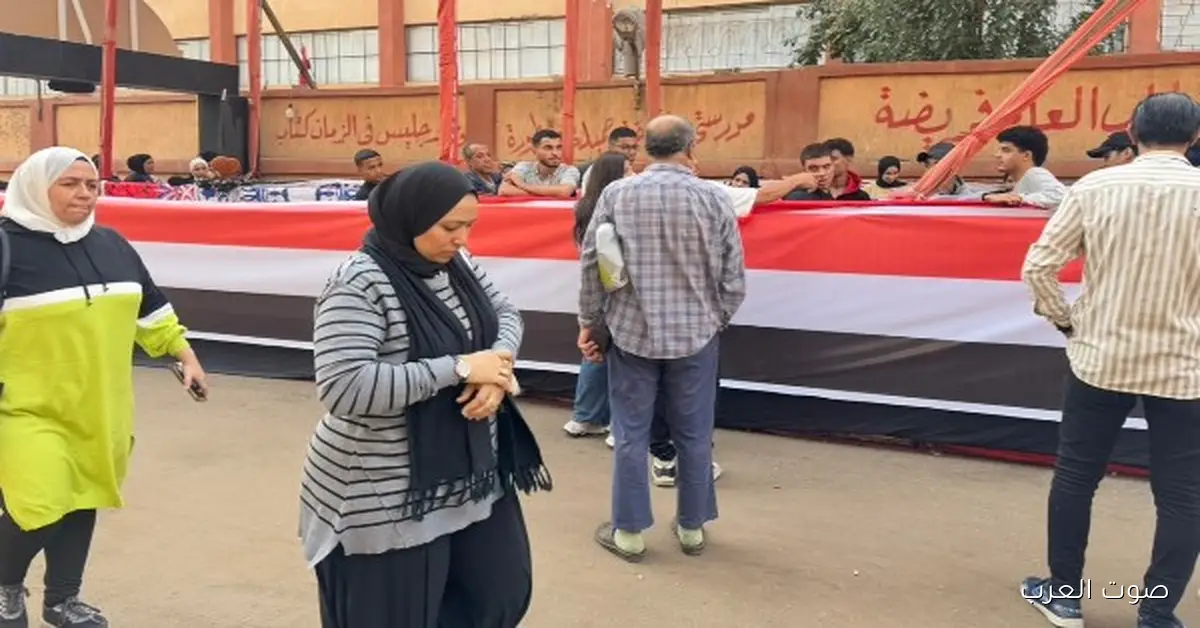 السيدات متجمعين بكثافة قدام لجنة مدرسة الإمام محمد عبده بشبرا