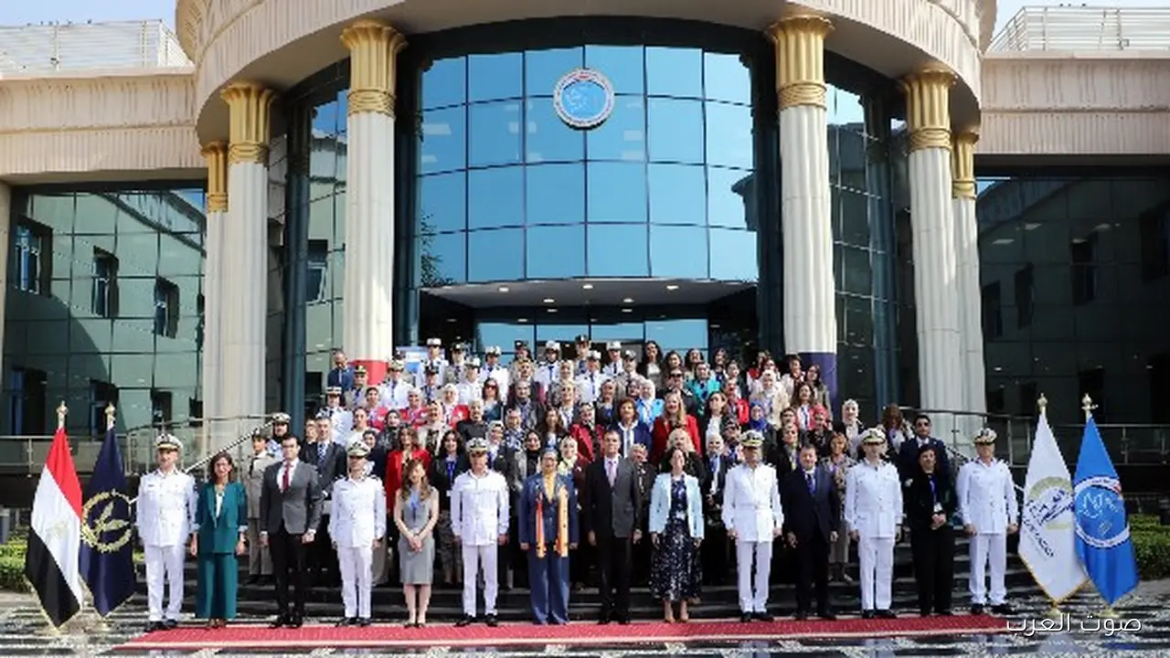 المستشارة أمل عمار تحضر ندوة عن تمكين المرأة في المناصب القيادية