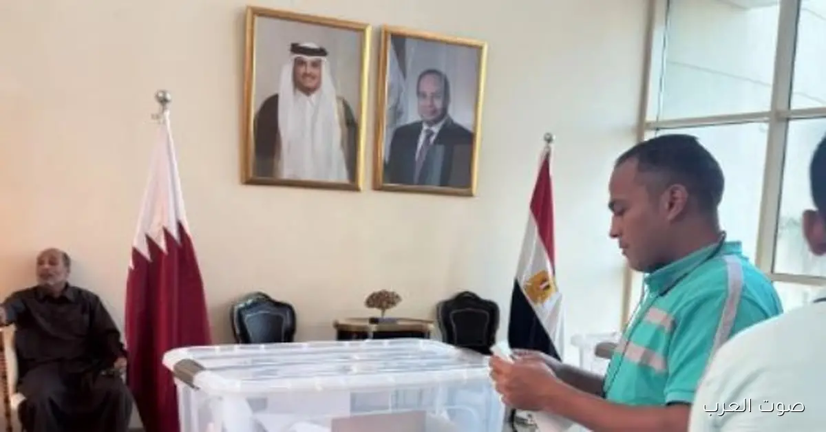 المصريين يتوافدوا بكثرة على التصويت في انتخابات مجلس النواب في قطر.. صور