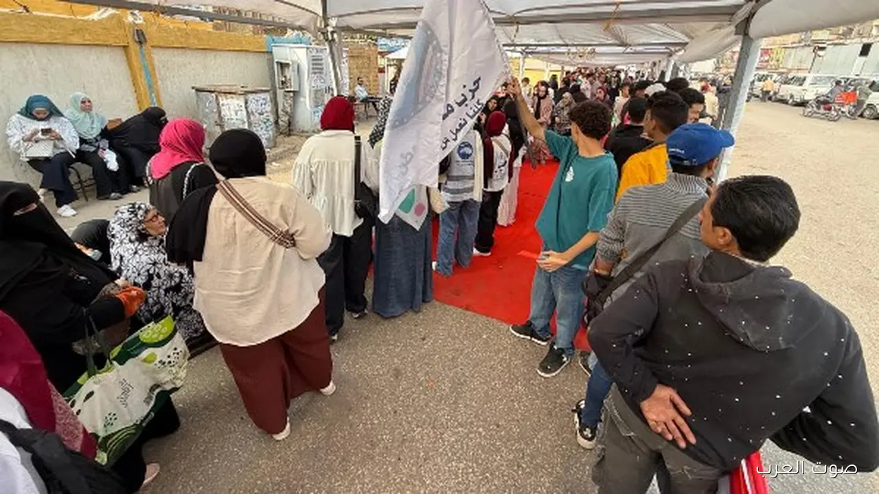 الناس بتتجمع قدام لجنة مدرسة الوراق الثانوية بنات وسط تأمين قوي