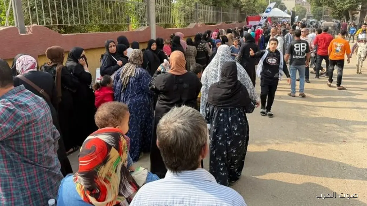 الناس زحمة على مدرسة الإسراء الإعدادية في الوراق مع تأمين عالي غير عادي