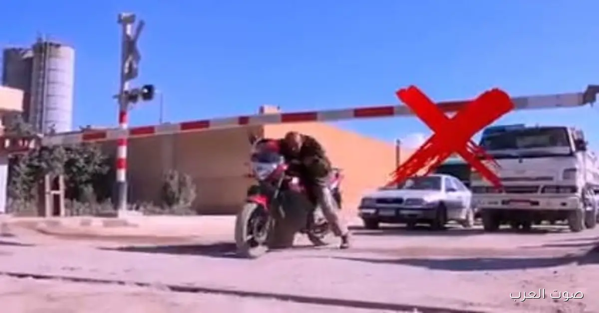 النقل تطلب من المواطنين الالتزام بتعليمات عبور المزلقانات لحماية الأرواح وتجنب تعطيل القطارات