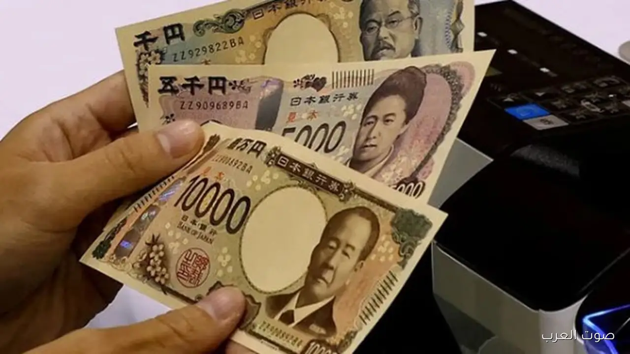 الين الياباني بيهبط لمستوى تاريخي قدام اليورو بسبب ضغط الحكومة لوقف رفع الفائدة