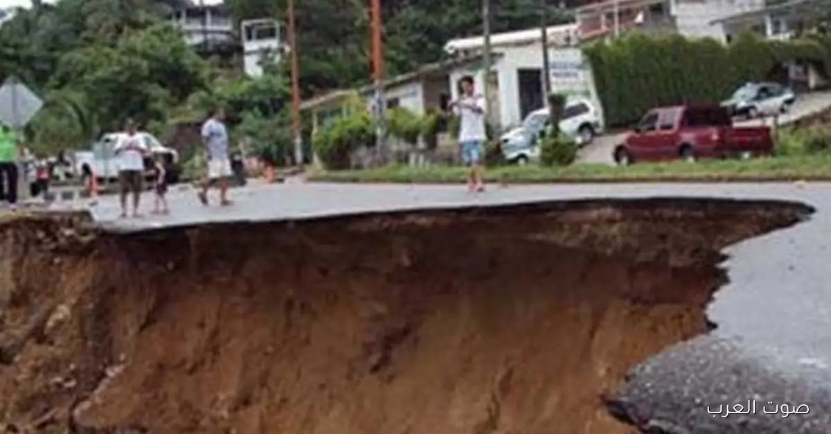 انهيارات أرضية في جزيرة جاوة بإندونيسيا تسفر عن 3 قتلى و20 مفقود