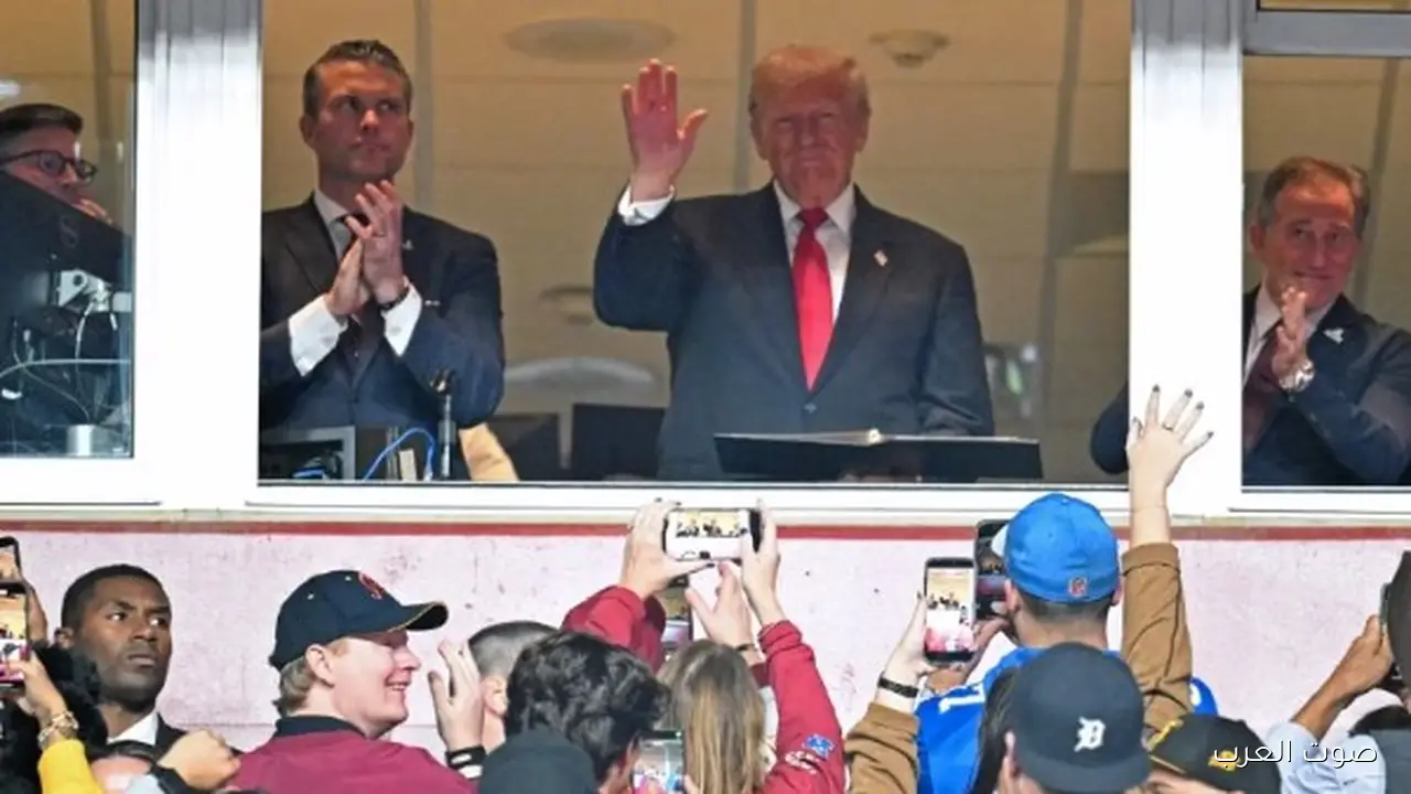 ترامب يدخل التاريخ بحضوره مباراة في الدوري الإنجليزي.. فيديو
