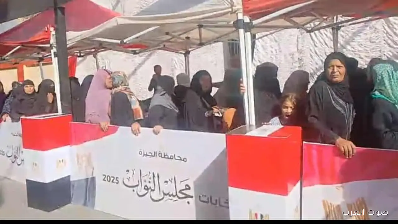 توافد كبير للسيدات على لجنة مدرسة محمد كريم في الجيزة للإدلاء بأصواتهن على نغمات تسلم الأيادي