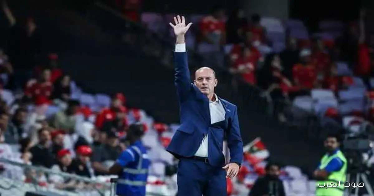 توروب بيكلم لاعبي الأهلي قبل ما يتحركوا لملعب نهائي السوبر