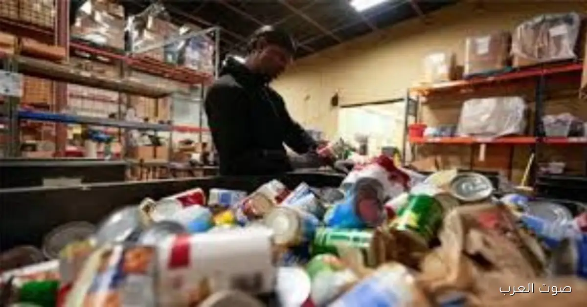 ثقة المستهلك الأمريكي بتتراجع لمستوى تاريخي بسبب استمرار الإغلاق الحكومي