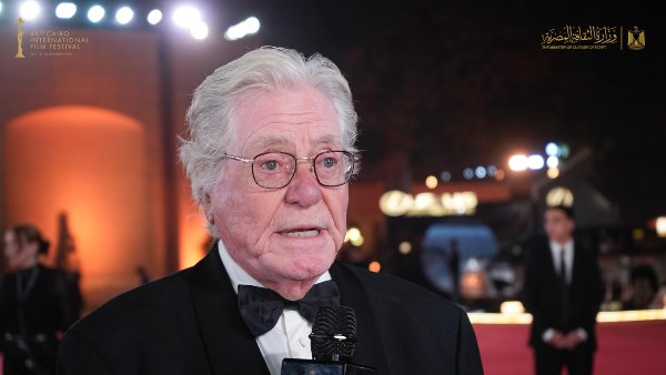 حسين فهمي في ختام مهرجان القاهرة السينمائي: السينما بتحافظ على الحقيقة حية