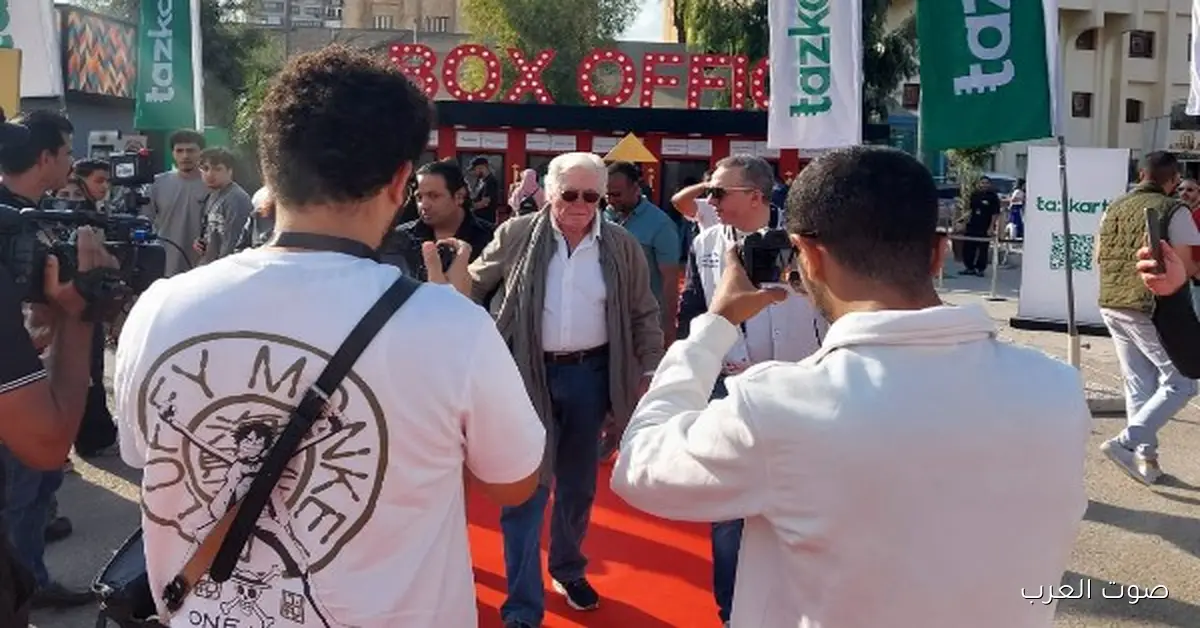 حسين فهمي يزور شباك التذاكر في مهرجان القاهرة السينمائي