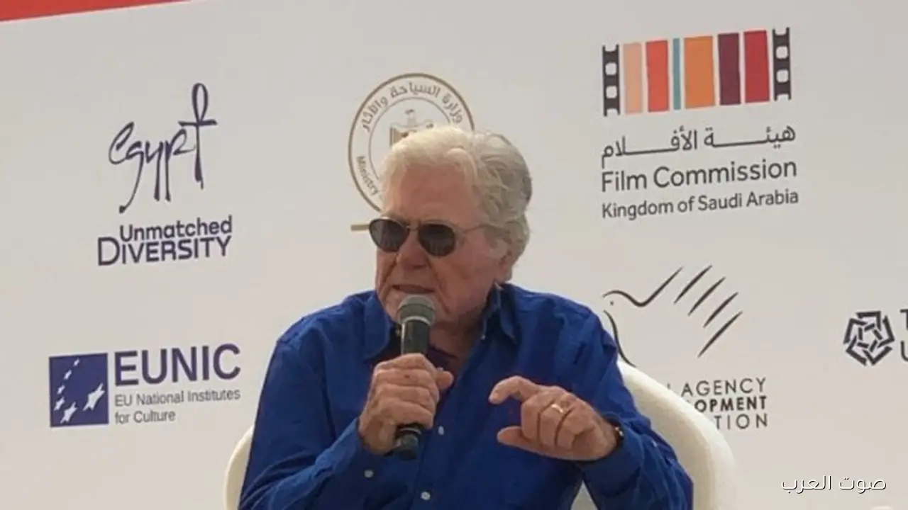 حسين فهمي ينتقد فكرة تلوين الأفلام القديمة: سيبوا الكلاسيكيات زي ما هي