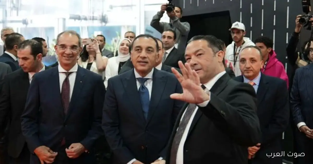 رئيس الوزراء يزور جناح شركة أورنچ مصر في معرض القاهرة للتكنولوجيا