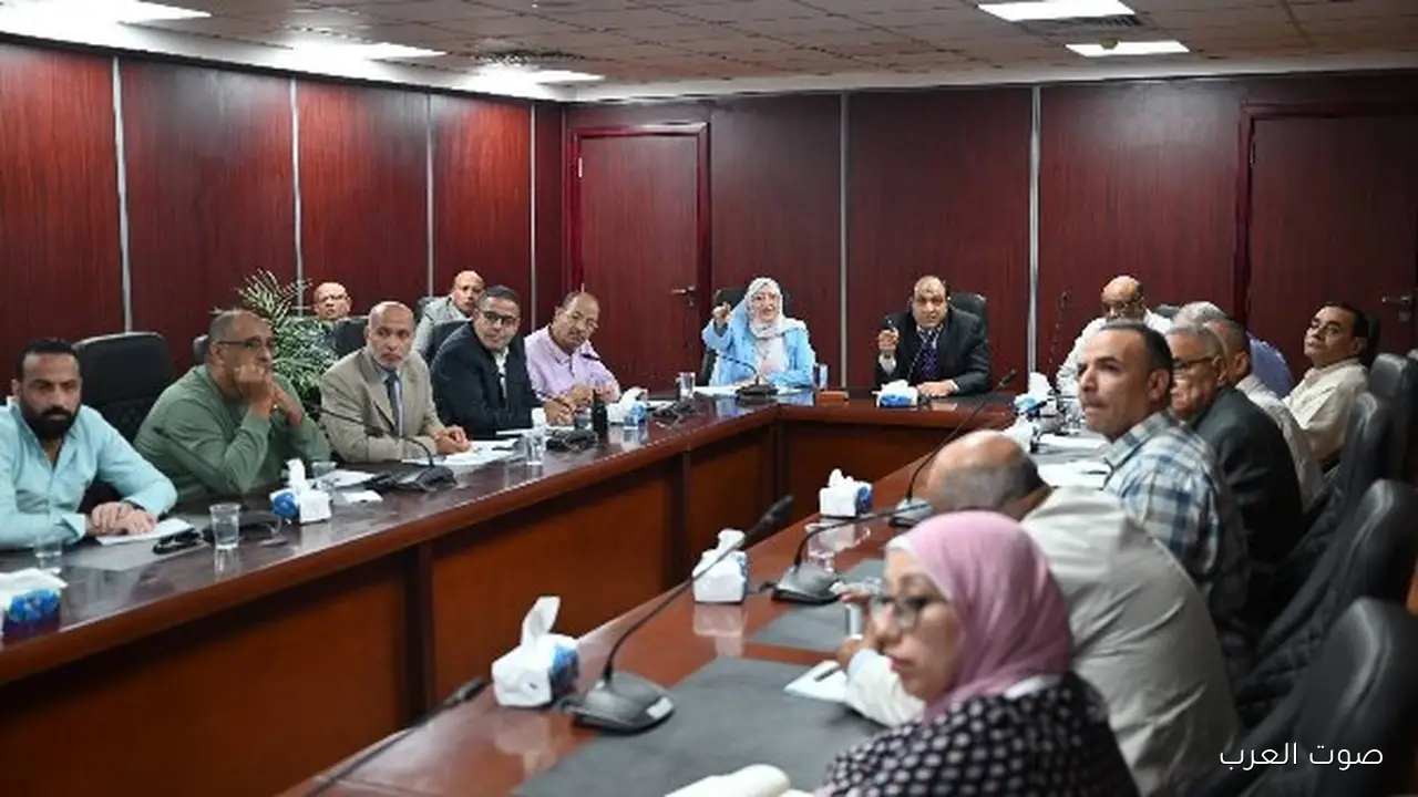رئيس مياه الشرب في الجيزة يجتمع مع قيادات الشركة والموظفين لمتابعة شغلهم