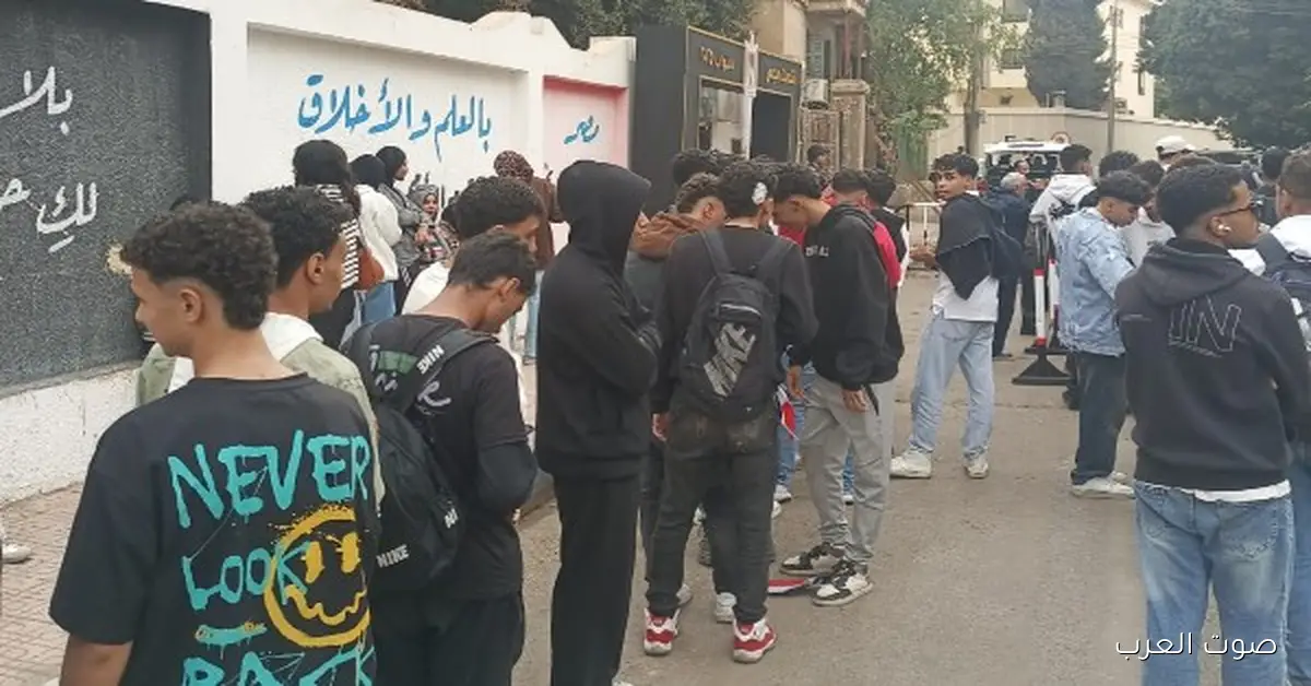 زحمة شباب كبيرة قدام لجنة مدرسة رشيد الابتدائية في مصر الجديدة
