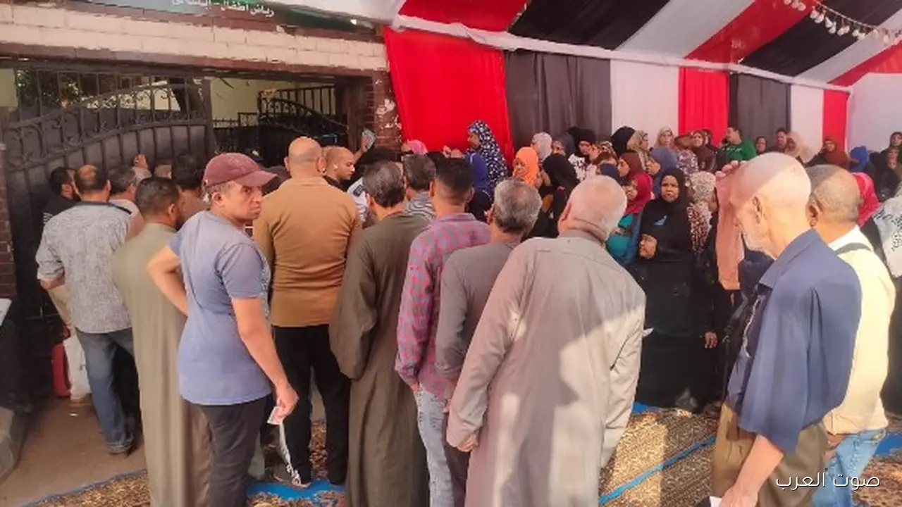 زحمة كبيرة من الناس على مدرسة الفاروق عمر الابتدائية في أول يوم لانتخابات مجلس النواب