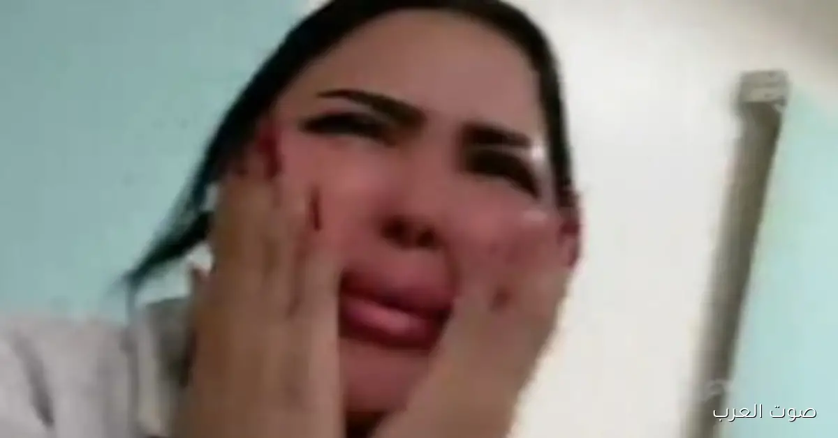 زوجة إسماعيل الليثي تنهار عند وصولها المستشفى