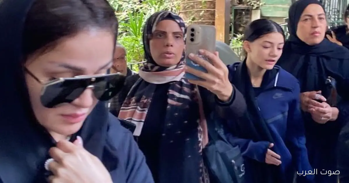زوجة محمد رمضان وأحمد سلامة أول من حضروا جنازة والده