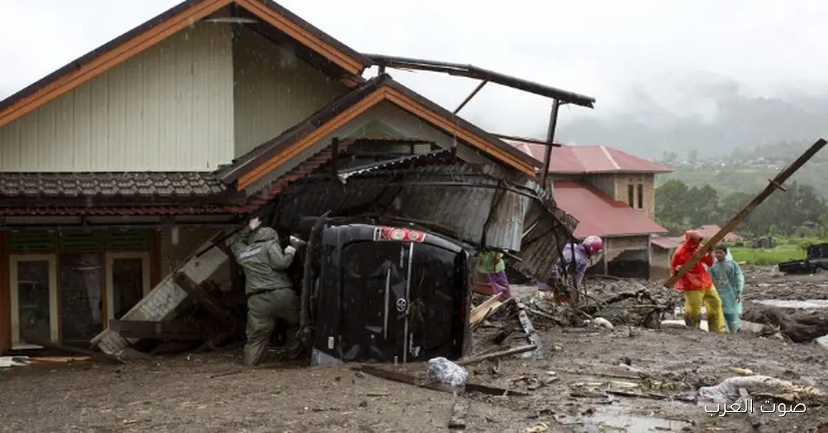 سكان جزيرة سومطرة في إندونيسيا يلجأون للنهب بعد الفيضانات المميتة